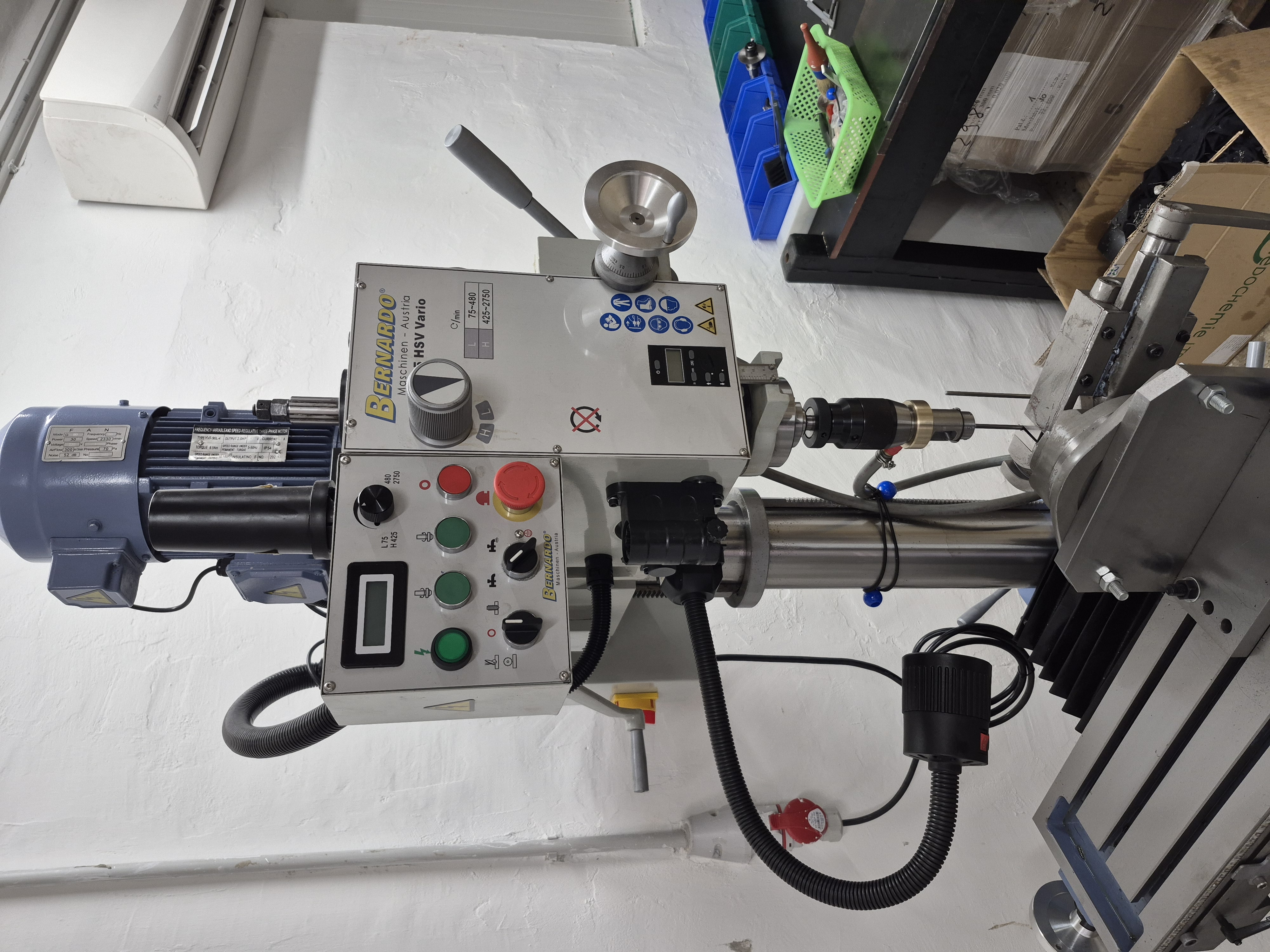 Sloupová vrtačka a frézka